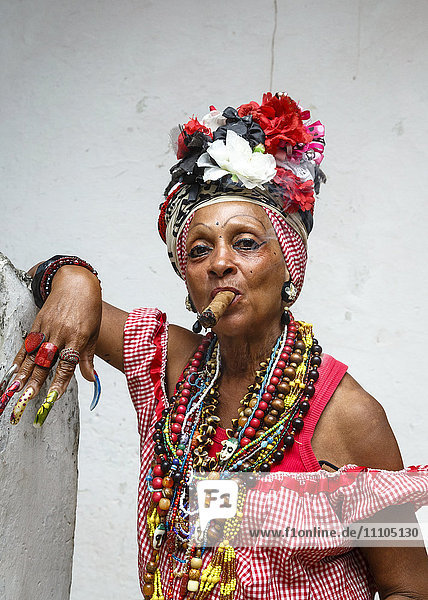 Frau raucht Zigarre  Alt-Havanna  Kuba  Westindien  Karibik  Mittelamerika