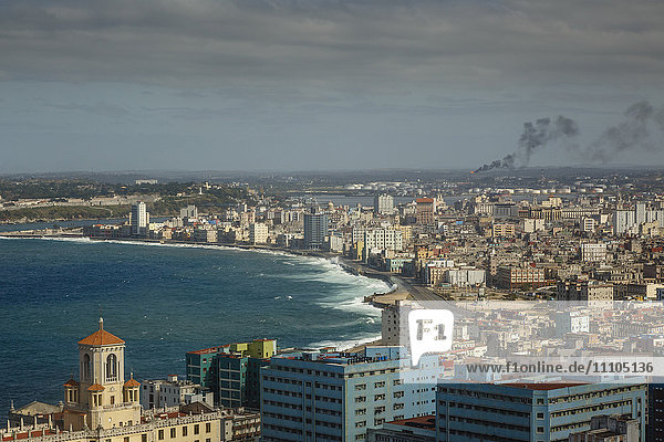Blick von oben über die Stadt und den Malecon  Havanna  Kuba  Westindien  Karibik  Mittelamerika