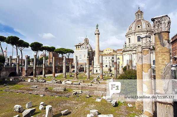 Trajanssäule und Forum  Kuppel von St. Maria di Loreto (links) und SS.Nome di Maria  Rom  Unesco-Weltkulturerbe  Latium  Italien  Europa