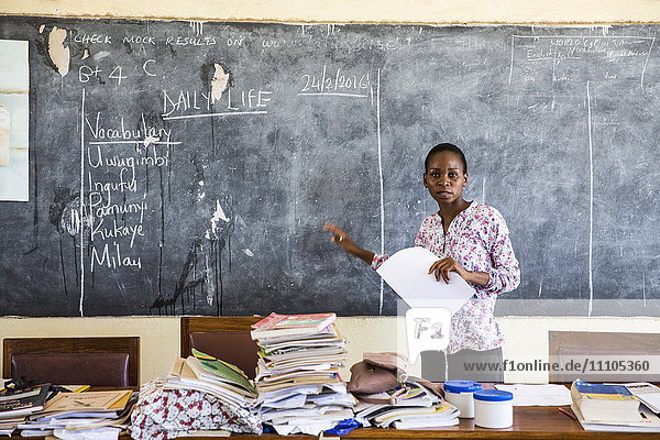 Die einheimische Lehrerin Rebecca Ngovano während einer Fortbildungsveranstaltung für alle Lehrer der Schule zur Verbesserung der Lehrmethoden in den Klassenzimmern  Angaza-Schule  Lindi  Tansania  Ostafrika  Afrika