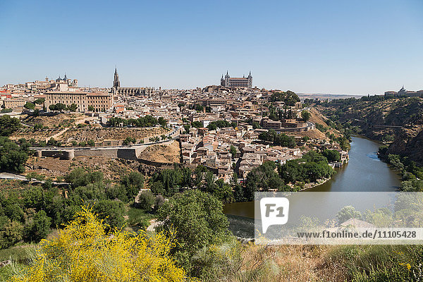 Der Fluss Tejo mit dem Alcazar und der Kathedrale  die über die Dächer von Toledo ragen  UNESCO-Weltkulturerbe  Kastilien-La Mancha  Spanien  Europa