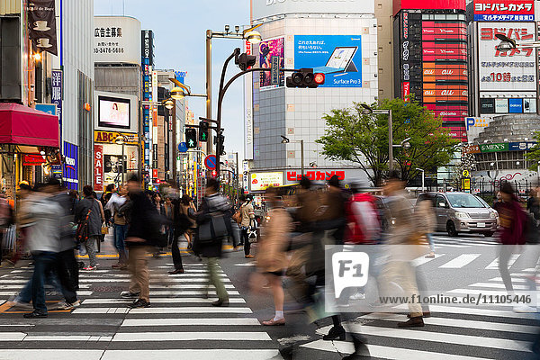 Menschenmenge beim Überqueren einer Straße im Stadtteil Ginza am Abend  Tokio  Japan  Asien