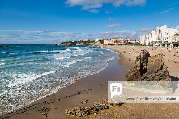 Großer Felsen am Strand und an der Strandpromenade in Biarritz  Pyrenees Atlantiques  Aquitanien  Frankreich  Europa