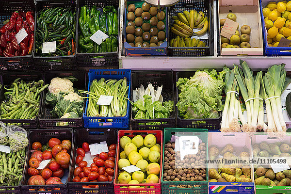 Obst und Gemüse zu verkaufen in der Markthalle von Logrono  La Rioja  Spanien  Europa