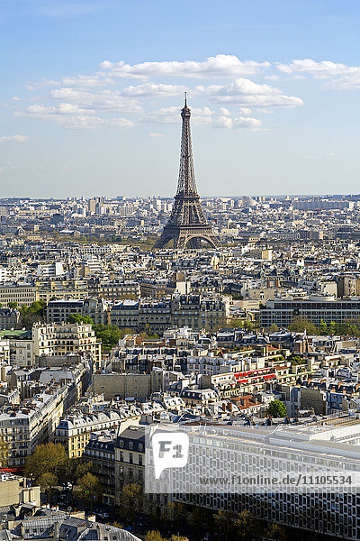 Blick von oben über die Stadt mit dem Eiffelturm in der Ferne  Paris  Frankreich  Europa