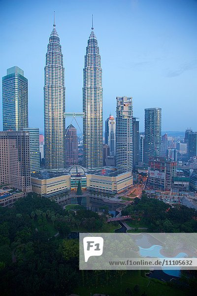 Petronas Towers bei Tagesanbruch  Kuala Lumpur  Malaysia  Südostasien  Asien