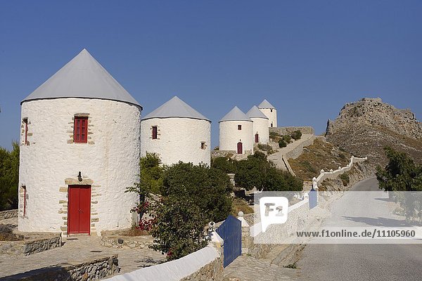 Reihe alter Windmühlen auf dem Pitiki-Hügel unterhalb der Burg Panteli  Platanos  Leros  Dodekanes-Inseln  Griechische Inseln  Griechenland  Europa