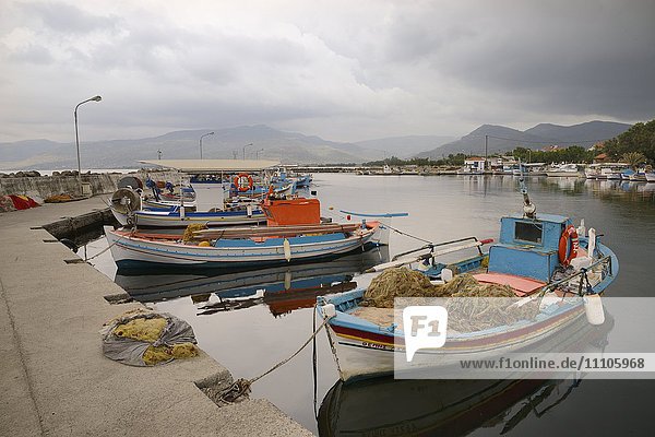 Vertäute Fischerboote im Hafen des Dorfes Apothika  mit Wolken über Bergen im Hintergrund  Lesbos (Lesvos)  Griechische Inseln  Griechenland  Europa