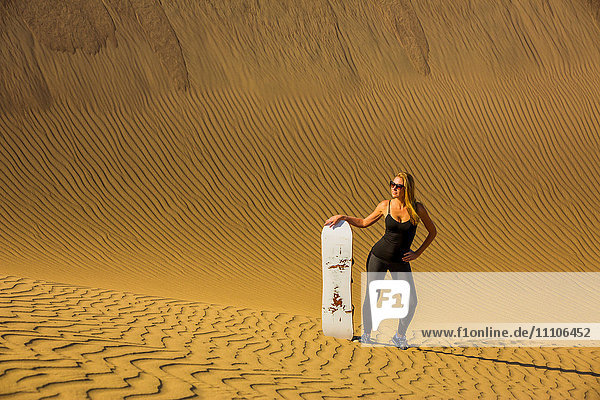 Frau beim Sandboarden auf einer Sanddüne  Huacachina-Oase  Peru  Südamerika