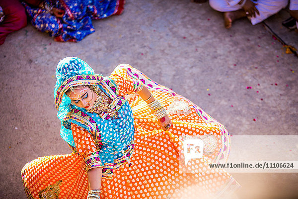 Traditioneller Radha-Tanz während des Blumenfestes Holi  Vrindavan  Uttar Pradesh  Indien  Asien