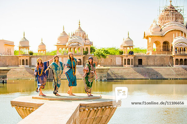 Weibliche Touristen stehen während des Holi-Festivals vor einem Tempel  Vrindavan  Uttar Pradesh  Indien  Asien