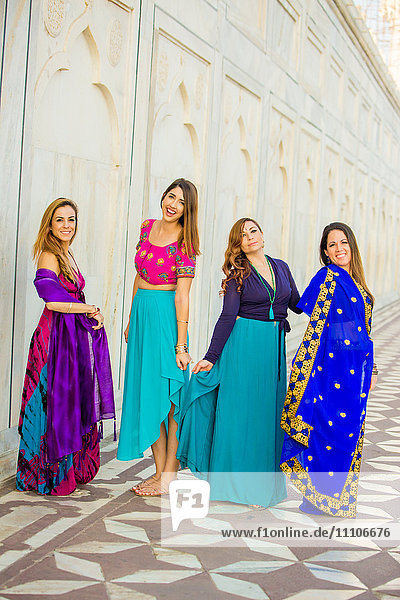 Touristen in Saris stehen vor dem Taj Mahal  Agra  Uttar Pradesh  Indien  Asien
