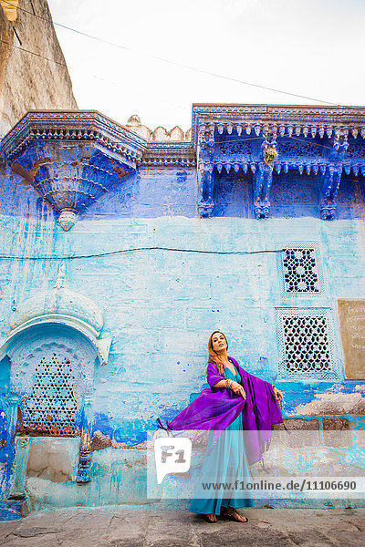 Laura Grier steht in den blauen Straßen von Jodhpur  der Blauen Stadt  Rajasthan  Indien  Asien