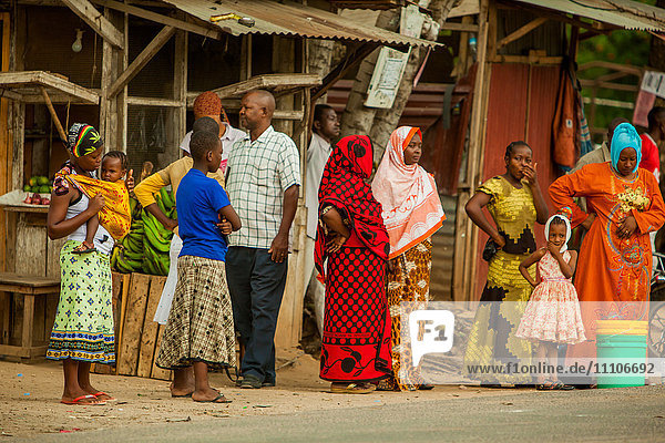 Einheimische an der Bushaltestelle in Dar-es-Salaam  Tansania  Ostafrika  Afrika