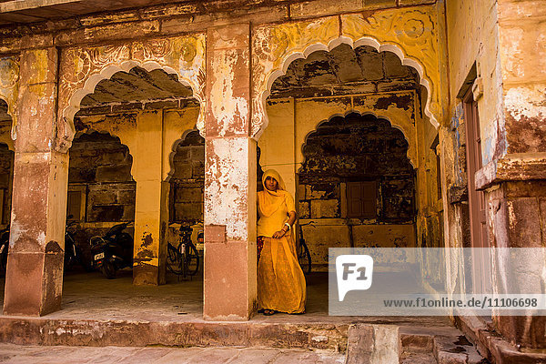 Frau versteckt sich im Eingangsbereich des Mehrangarh Fort in Jodhpur  der Blauen Stadt  Rajasthan  Indien  Asien