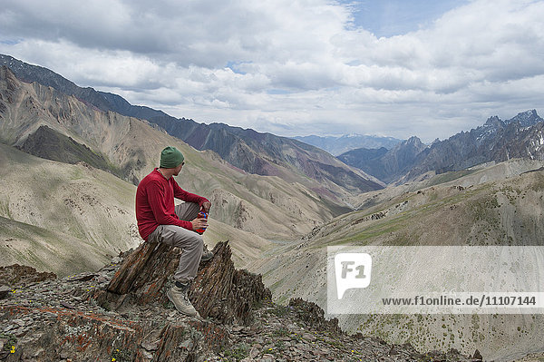 Ein Trekker hält an  um die Aussicht vom Gipfel des Konze La in der abgelegenen Himalaya-Region Ladakh in Nordindien zu bewundern  Indien  Asien