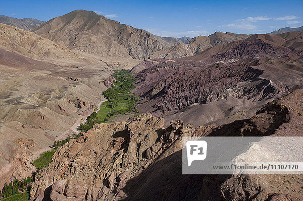 Zerklüftete Landschaften und grüne Patchwork-Felder in der Nähe von Shahr-e Zohak  Afghanistan  Asien