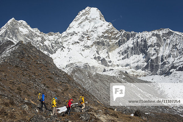 Ein Bergsteigerteam mit Blick auf die Ama Dablam  Everest-Region  Himalaya  Nepal  Asien