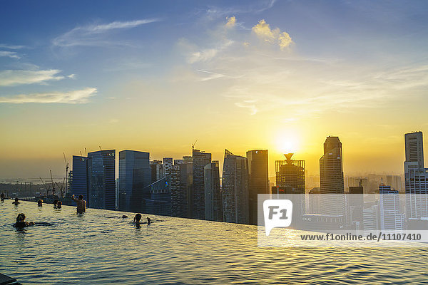 Infinity-Pool auf dem Dach des Marina Bay Sands Hotel mit spektakulärem Blick auf die Skyline von Singapur bei Sonnenuntergang  Singapur  Südostasien  Asien