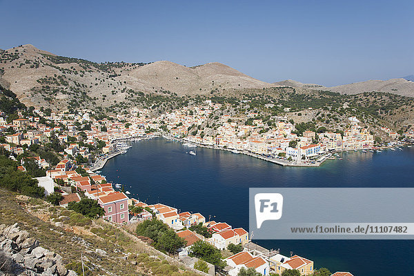 Blick über den Hafen vom Hang aus  Gialos (Yialos)  Symi (Simi)  Rhodos  Dodekanes-Inseln  Südliche Ägäis  Griechenland  Europa