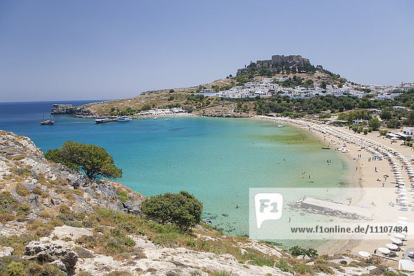 Blick über das klare türkisfarbene Wasser der Bucht von Lindos  Lindos  Rhodos  Dodekanes-Inseln  Südliche Ägäis  Griechenland  Europa