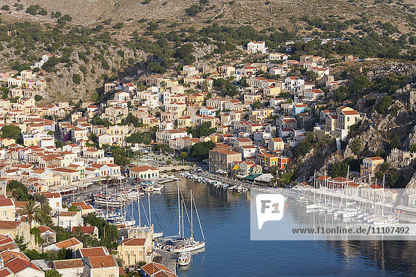 Blick auf den bunten Hafen  Gialos (Yialos)  Symi (Simi)  Rhodos  Dodekanes-Inseln  Südliche Ägäis  Griechenland  Europa