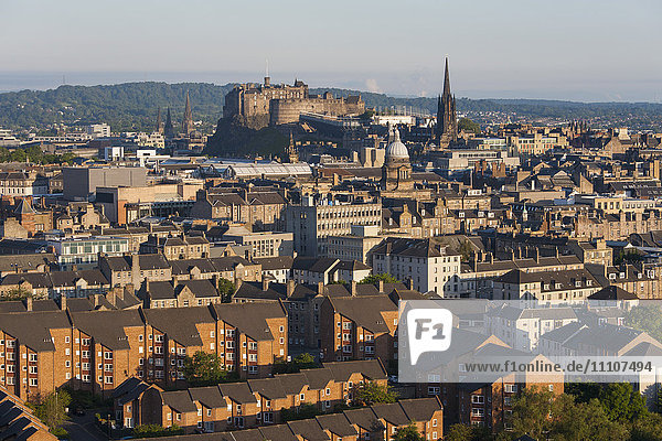 Blick vom Holyrood Park über die Dächer der Stadt zum Edinburgh Castle  Edinburgh  Stadt Edinburgh  Schottland  Vereinigtes Königreich  Europa