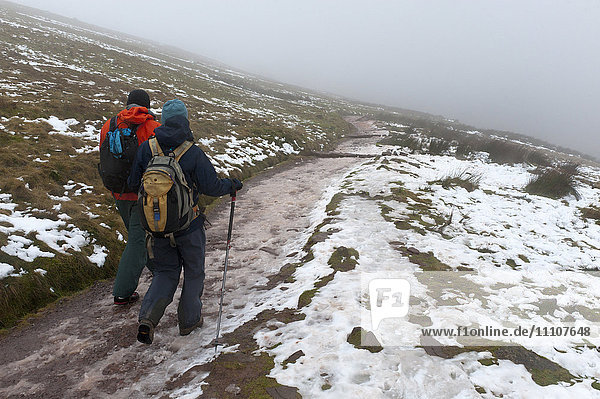 Wanderer steigen vom Gipfel des Pen-Y-Fan im Brecon Beacons National Park  Powys  Wales  Vereinigtes Königreich  Europa ab