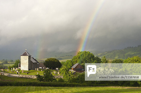 Ein Regenbogen über der St. David's Church in dem kleinen walisischen Weiler Llanddewir Cwm  Powys  Wales  Vereinigtes Königreich  Europa