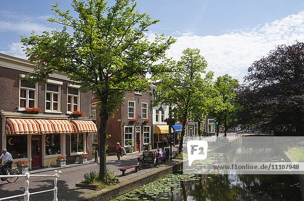 Grachtenlandschaft in Delft  Holland  Europa