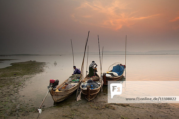 Fischer bereiten sich auf das Auslaufen vor  Irrawaddy-Fluss  Myanmar (Burma)  Asien