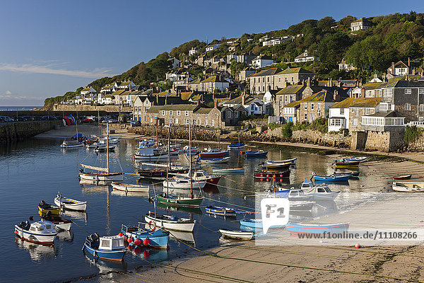 Bunte Boote bevölkern den Hafen von Mousehole  Cornwall  England  Vereinigtes Königreich  Europa