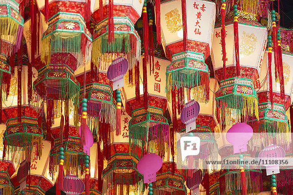 Laternen im Wong-Tai-Sin-Tempel  Wong Tai Sin  Kowloon  Hongkong  China  Asien