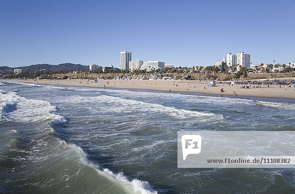 Wellen am Santa Monica State Beach  Santa Monica  Kalifornien  Vereinigte Staaten von Amerika  Nord-Amerika
