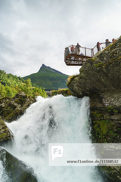 Blick auf einen kleinen Wasserfall in Geiranger  Norwegen  Skandinavien  Europa