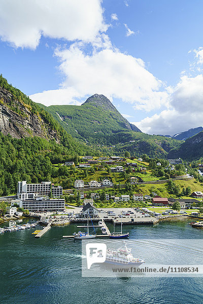 Das Dorf Geiranger ist ein wichtiger Kreuzfahrthafen an der Spitze des Geirangerfjords  UNESCO-Weltkulturerbe  Norwegen  Skandinavien  Europa