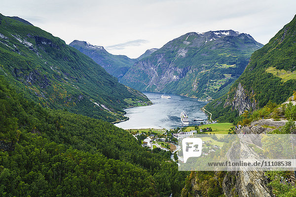 Blick von oben auf Geiranger und den Geirangerfjord  UNESCO-Welterbe  Norwegen  Skandinavien  Europa