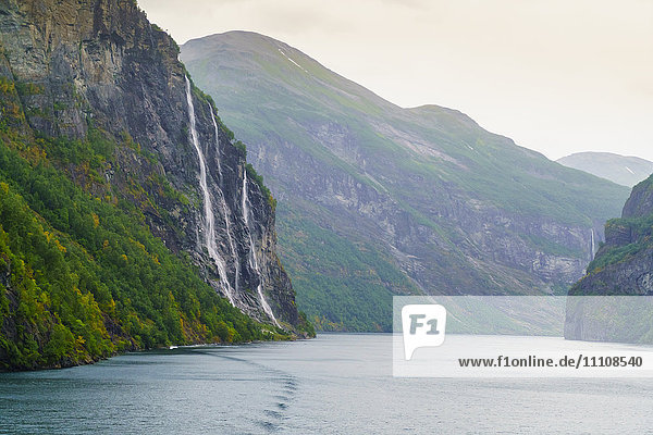 Sieben-Schwestern-Wasserfall  benannt nach den sieben getrennten Bächen  die ihn bilden  Geirangerfjord  UNESCO-Welterbe  Norwegen  Skandinavien  Europa