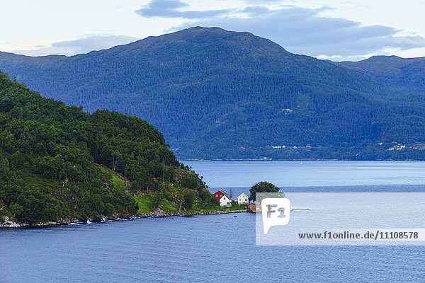 Kleine Häuser am Storfjord (Storfjorden)  Norwegen  Skandinavien  Europa