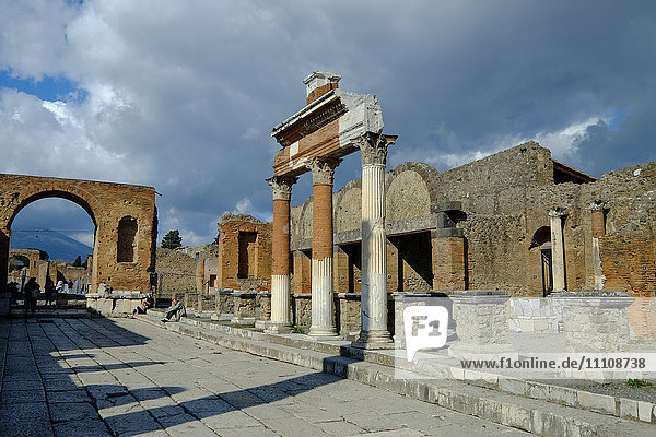 Das Macellum und der Ehrenbogen am Forum  Pompeji  UNESCO-Weltkulturerbe  die antike römische Stadt bei Neapel  Kampanien  Italien  Europa