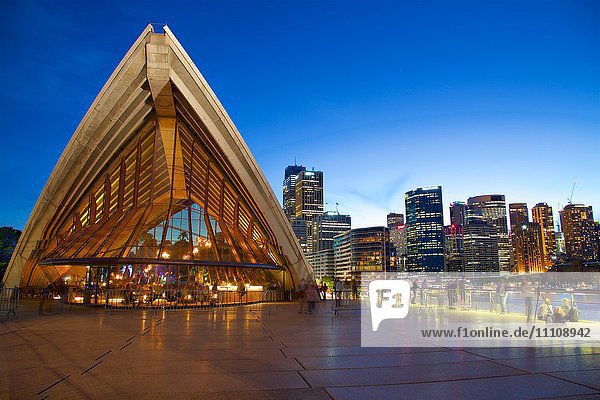 Sydney Opera House in der Abenddämmerung  Sydney  New South Wales  Australien  Ozeanien