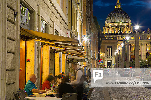 St. Peters und Piazza San Pietro in der Abenddämmerung  Vatikanstadt  UNESCO-Weltkulturerbe  Rom  Latium  Italien  Europa