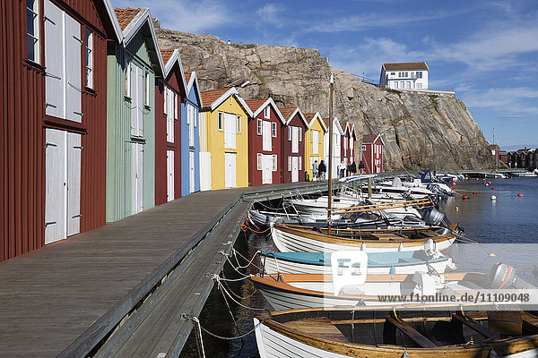 Traditionelle falu-rote Fischerhäuser im Hafen  Smogen  Bohuslan-Küste  Südwestschweden  Schweden  Skandinavien  Europa