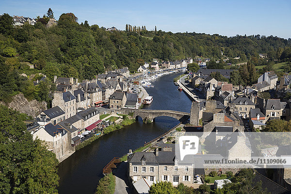 Blick auf den Hafen und den Fluss Rance mit der Pont Gothique  Dinan  Cotes d'Armor  Bretagne  Frankreich  Europa