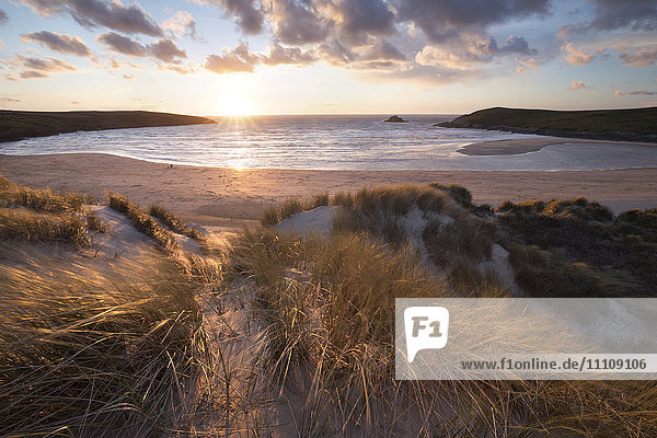 Gerippter Sand und Sanddünen bei Sonnenuntergang  Crantock Beach  Crantock  nahe Newquay  Cornwall  England  Vereinigtes Königreich  Europa