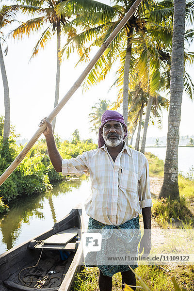 Porträt von Anthony  Backwaters bei Nord-Paravoor  Kerala  Indien  Südasien