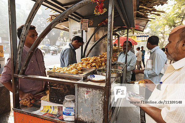 Straßenverkaufsstand  Mumbai  Indien  Südasien