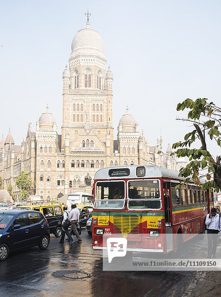 Doppeldecker-Bus vor dem Gebäude der Mumbai Municipal Corporation  Mumbai (Bombay)  Indien  Südasien