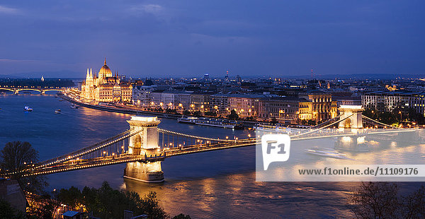 Blick auf die Donau  die Kettenbrücke und das ungarische Parlamentsgebäude bei Nacht  UNESCO-Weltkulturerbe  Budapest  Ungarn  Europa