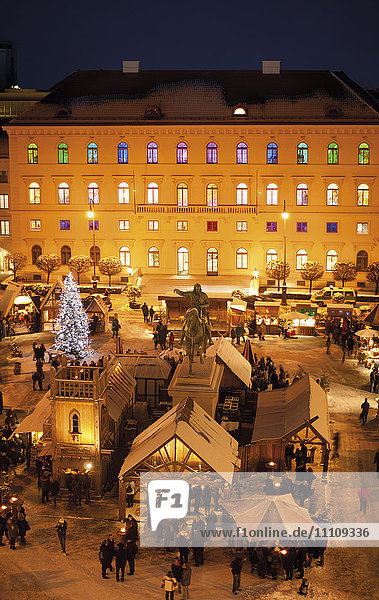Christmas market  Wittelsbach Square  Munich   Bavaria  Germany  Europe